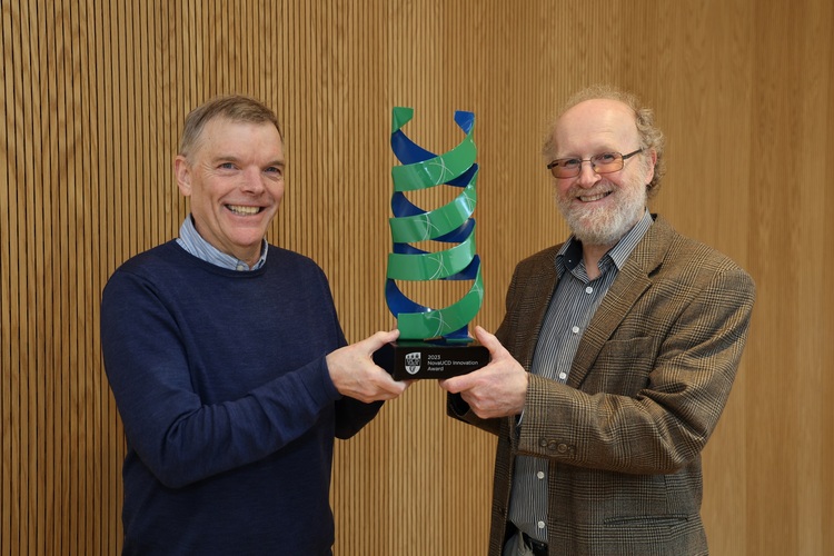 Image of Dr Oscarson receiving award